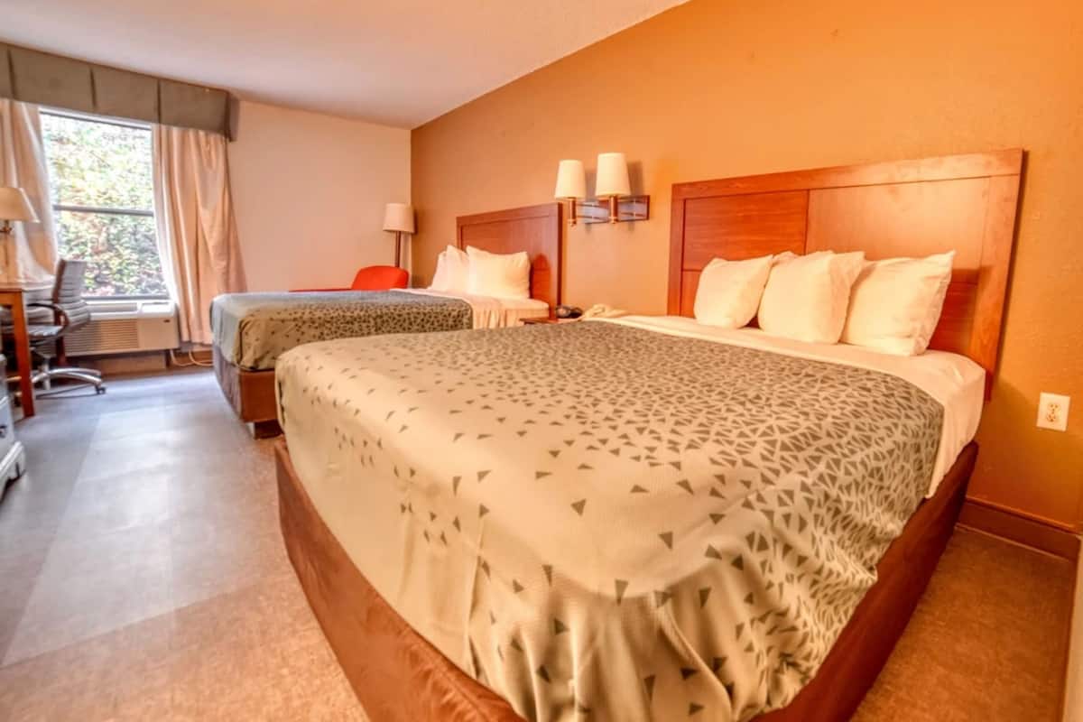 Firemannsrom, 2 queensize-senger, ikke-røyk | Skrivebord, skrivebord for bærbar PC og strykejern/-brett