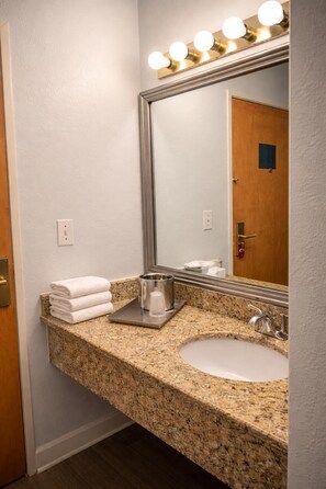 Combined shower/bathtub, free toiletries, hair dryer, towels