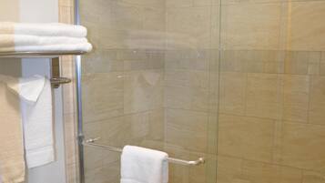 Combined shower/tub, free toiletries, hair dryer, towels