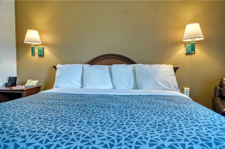 Escritorio y espacio para trabajar con laptop . Welcome Raleigh Inn