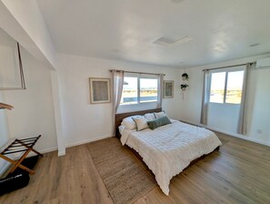 2 bedrooms, iron/ironing board, travel cot, free WiFi - Golden Moon Hideaway: A Stargazer's Retreat (Twentynine Palms)