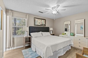 Tabla de planchar con plancha, wifi y ropa de cama 