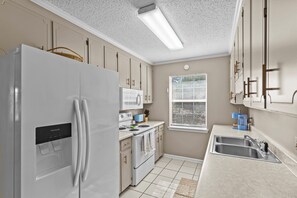 Microondas, horno, parrilla de estufa y lavavajillas 