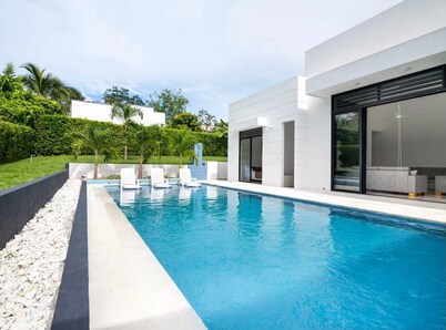 Modern Mediterranean style house in Melgar condominium