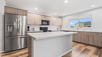 Micro-ondes, four, plaque de cuisson, lave-vaisselle