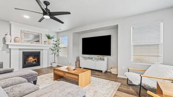 Télévision, cheminée, baby-foot