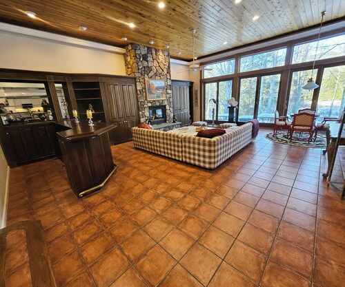 Serene Private Estate on 15 Acres - Spacious 6-Bedroom Near Manchester & Skiing