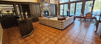 Serene Private Estate on 15 Acres - Spacious 6-Bedroom Near Manchester & Skiing