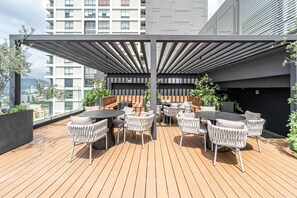 Outdoor dining - Modern Apartment Pool & Gym by Paseo Santa Lucía (Monterrey)