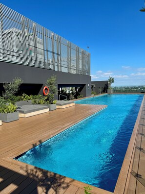 Pool - Modern Apartment Pool & Gym by Paseo Santa Lucía (Monterrey)