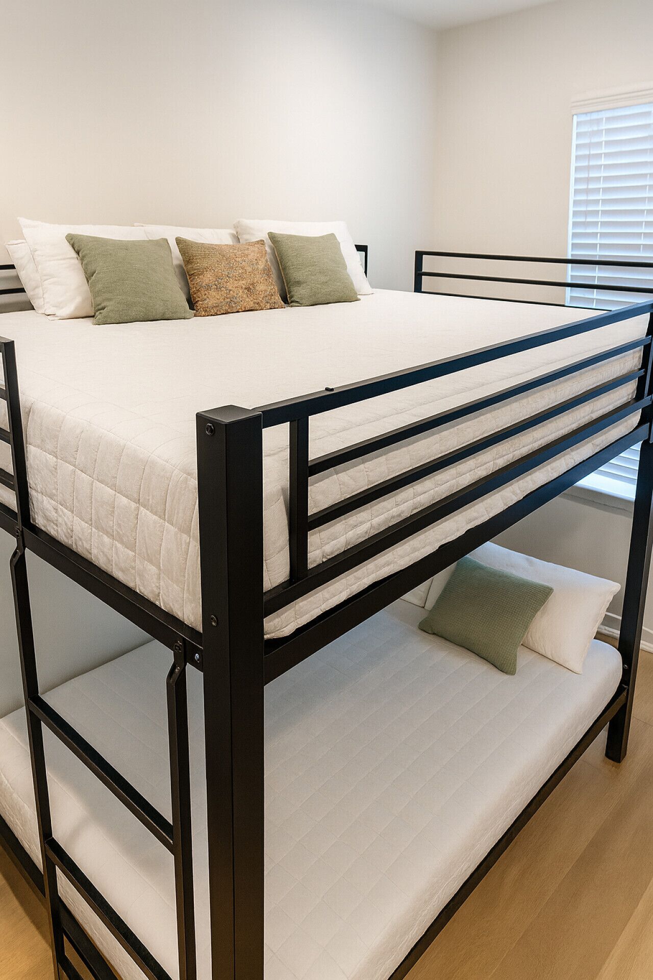 2 habitaciones, tabla de planchar con plancha, wifi y ropa de cama 