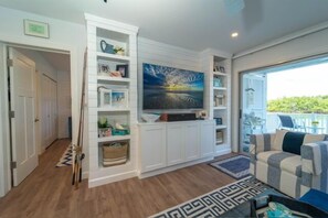 Living area - Dolphin Paradise- Peaceful 1-bedroom condo in historic Old Marco Island (Marco Island)
