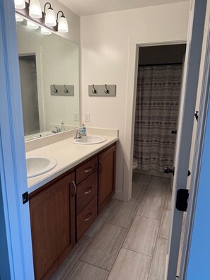 Shower, hair dryer, towels, soap - Family Home in Providence-EV Charging-sleeps 14 (Providence)