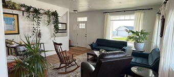 Family Home in Providence-EV Charging-sleeps 14
