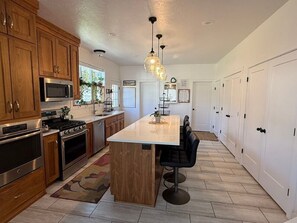 Refrigerador, microondas, horno, placa de cocina