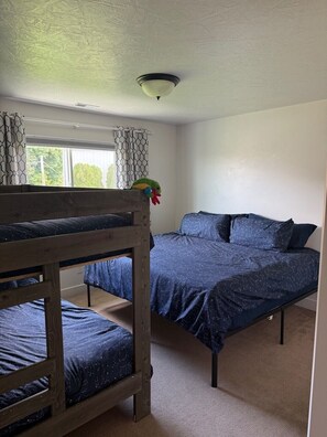 5 Schlafzimmer, Schreibtisch, Bügeleisen/Bügelbrett, Reisekinderbett