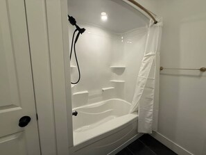Douche, sèche-cheveux, serviettes fournies, shampoing