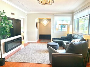 Smart TV, chimenea y libros 