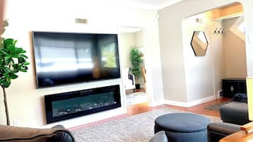 Smart TV, caminetto, libri
