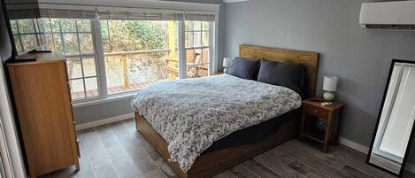 Een strijkplank/strijkijzer, wifi, beddengoed