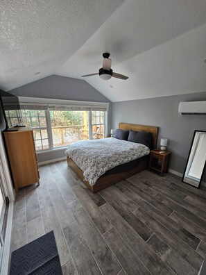 1 bedroom, iron/ironing board, WiFi, bed sheets - River Views from Bed  bungalow in serene Greenville (Greenville)