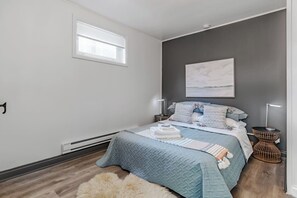 Desk, iron/ironing board, free WiFi, bed sheets - VIP YXE - Suite Spot off Broadway (Saskatoon)