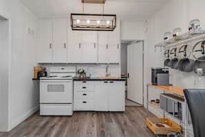 Fridge, microwave, oven, stovetop - VIP YXE - Suite Spot off Broadway (Saskatoon)