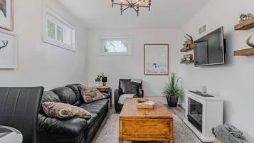 Smart-tv, een open haard en boeken