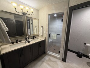 Jetted bath, hair dryer, towels, soap - Park City, Ski-in, Ski-out, 2-bed 2 bath, Sleeps 8 (Park City)