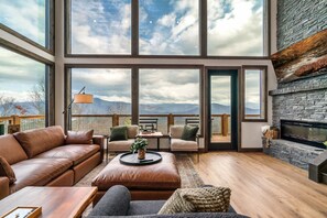 Smart TV, chimenea, videojuegos y estéreo 