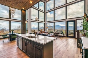 Interior - The Pinnacle: Luxury Reimagined/Pool, Gym, Sauna, Cold Plunge, Views,& Much More (Sevierville)