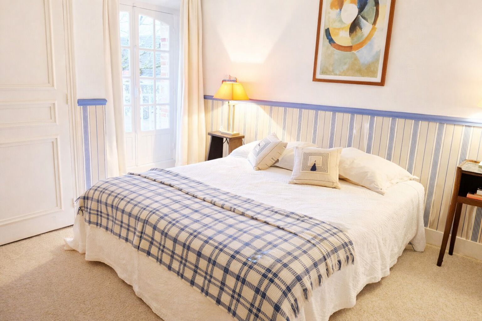 9 slaapkamers, een strijkplank/strijkijzer, reisbedje, internet