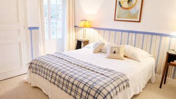 9 slaapkamers, een strijkplank/strijkijzer, reisbedje, internet