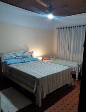 2 bedrooms, free WiFi, bed sheets - Simple house near Praia Sonho - Itanhaém (family/small groups) (Itanhaém)