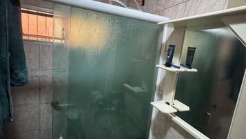 Douche, serviettes fournies