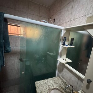 Een douche, handdoeken