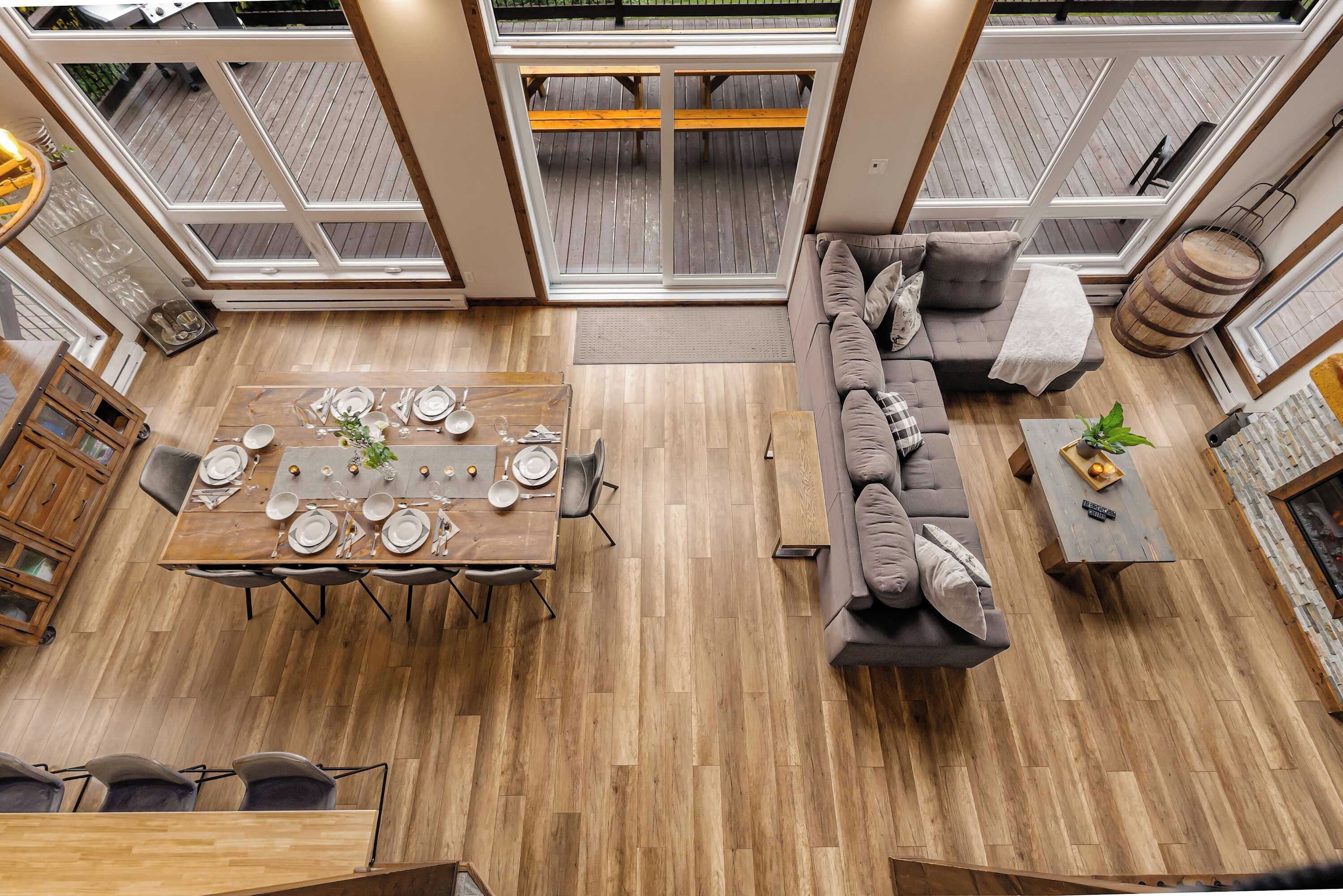 Un loft spacieux comprenant un coin repas, un espace détente et une vue sur la terrasse.