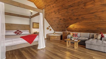 Een gezellige slaapkamer met een bed, nachtkastje en een slaapbank.