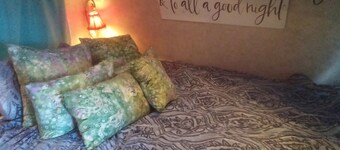 Cozy 2-bedroom recreational vehicle in charming Fair Play with AC