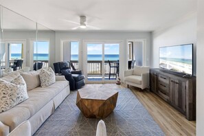 Living area - Beautiful 2-bedroom condo with AC in Panama City Beach (Panama City Beach)