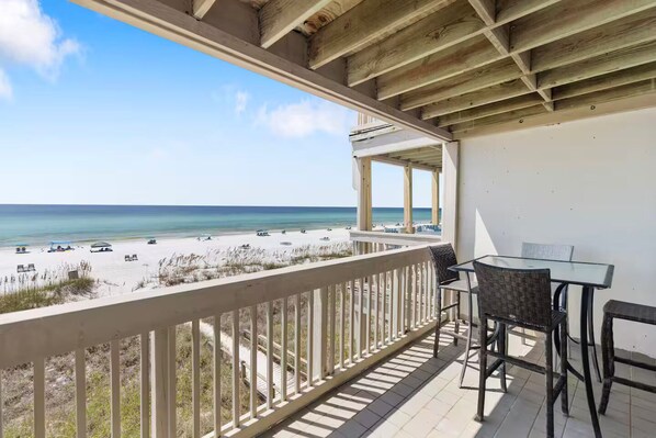 Outdoor dining - Beautiful 2-bedroom condo with AC in Panama City Beach (Panama City Beach)