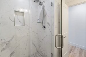 Haartrockner, Handtücher, Seife, Toilettenpapier