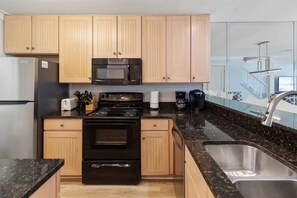 Private kitchen - Beautiful 2-bedroom condo with AC in Panama City Beach (Panama City Beach)