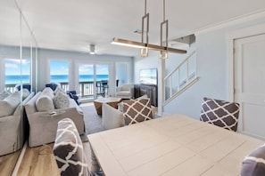 Living area - Beautiful 2-bedroom condo with AC in Panama City Beach (Panama City Beach)