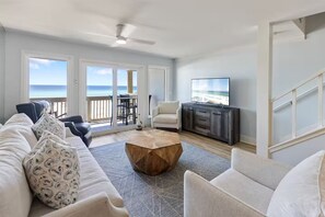 Living area - Beautiful 2-bedroom condo with AC in Panama City Beach (Panama City Beach)