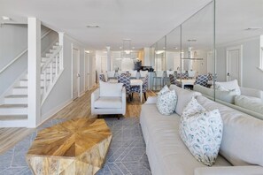 Living area - Beautiful 2-bedroom condo with AC in Panama City Beach (Panama City Beach)