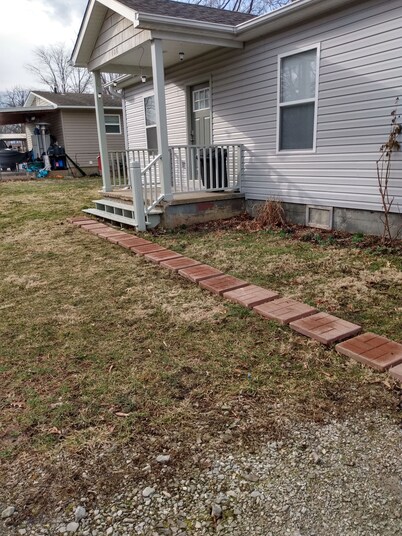 Cozy 2-bedroom house in Cuba, MO.