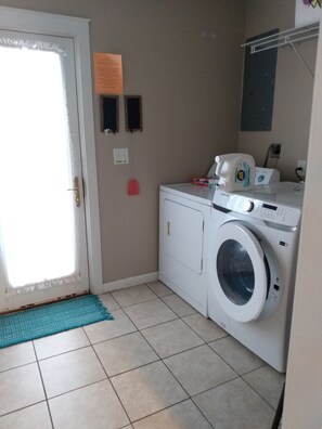 Interior - Cozy 2-bedroom house in Cuba, MO. (Cuba)