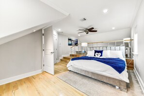 4 quartos, escrivaninha, ferros/tábuas de passar roupa