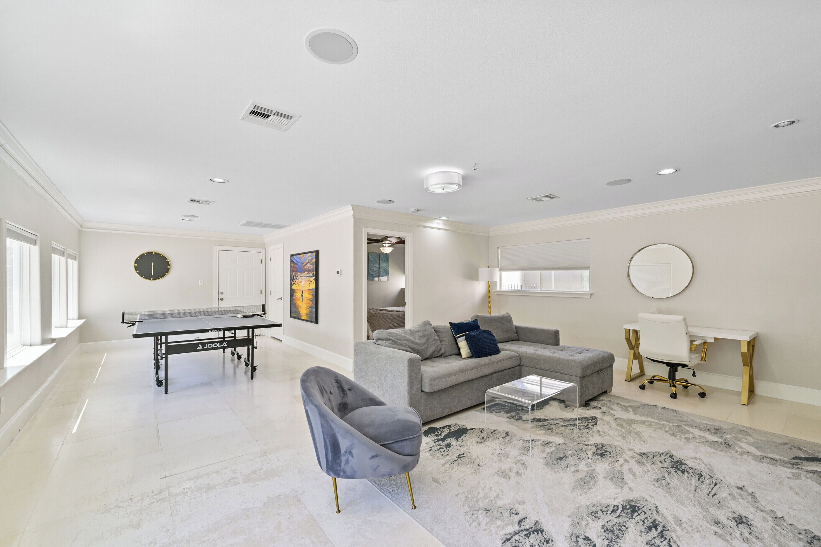 Smart-TV, Tischtennisplatte, Stereoanlage